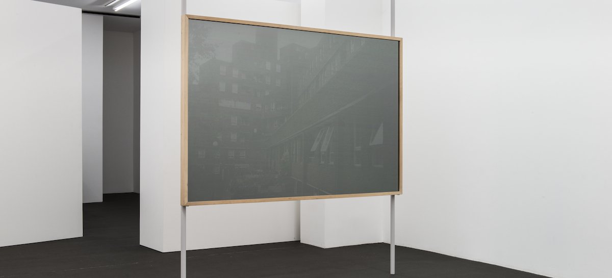 »Bild eines Existierenden Gebäudes #4«, 2008, Analoger C-Print, Holzrahmen, Glasbeschichtung, Glas, Unikat, 122 x 182 x 6,3 cm